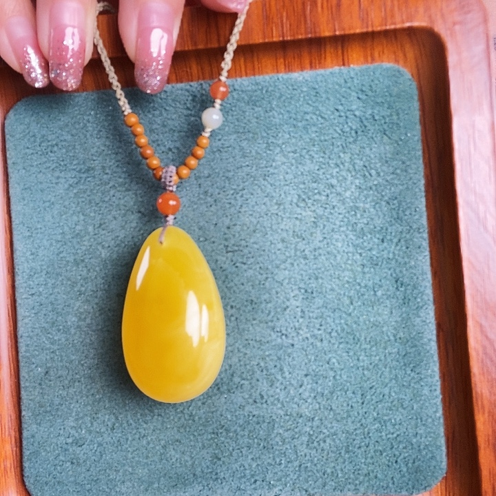 用***筱蜜蜡未镶嵌颈饰吊坠