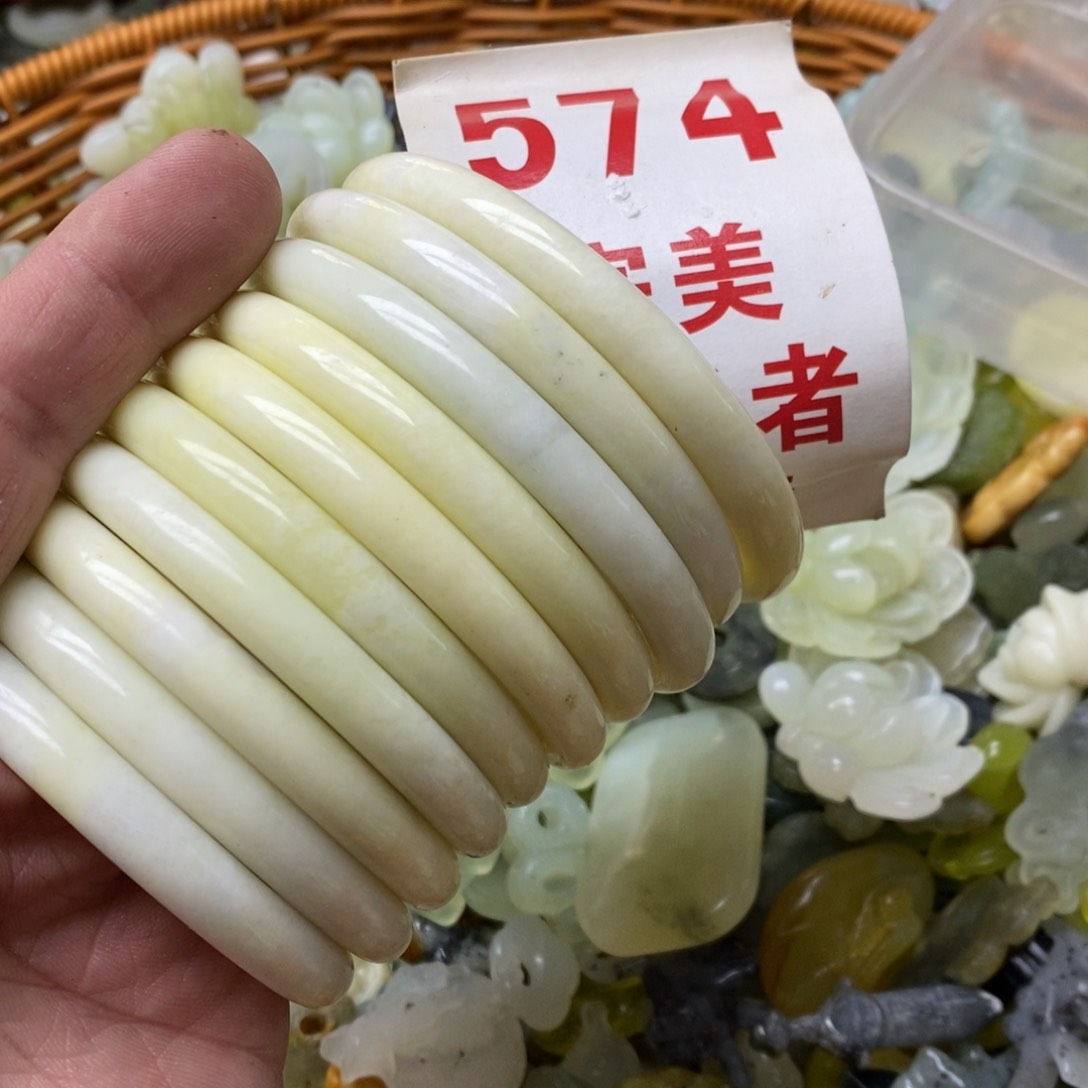 蛇纹石玉挂坠未镶嵌