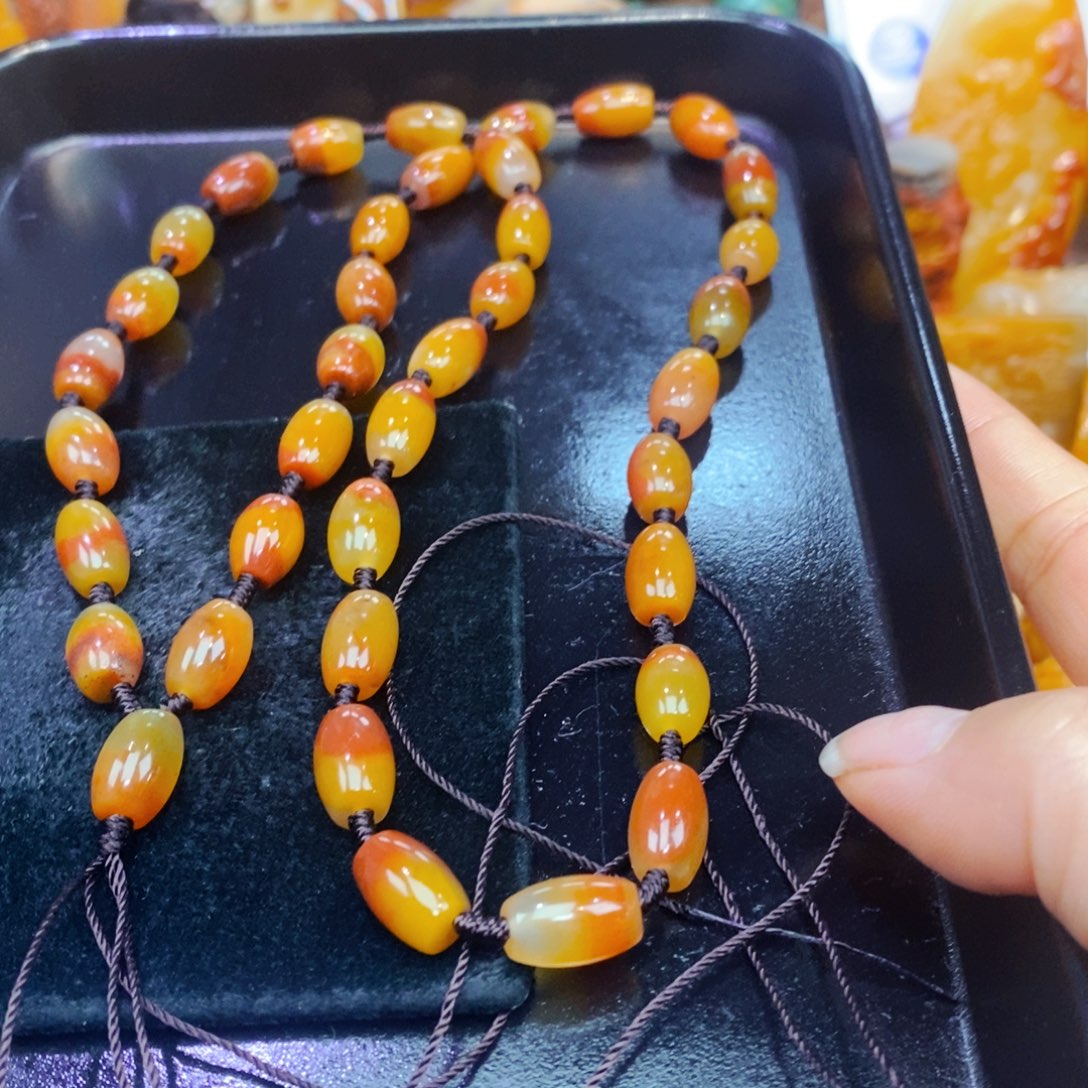 未镶嵌石英质玉（黄龙玉）颈饰