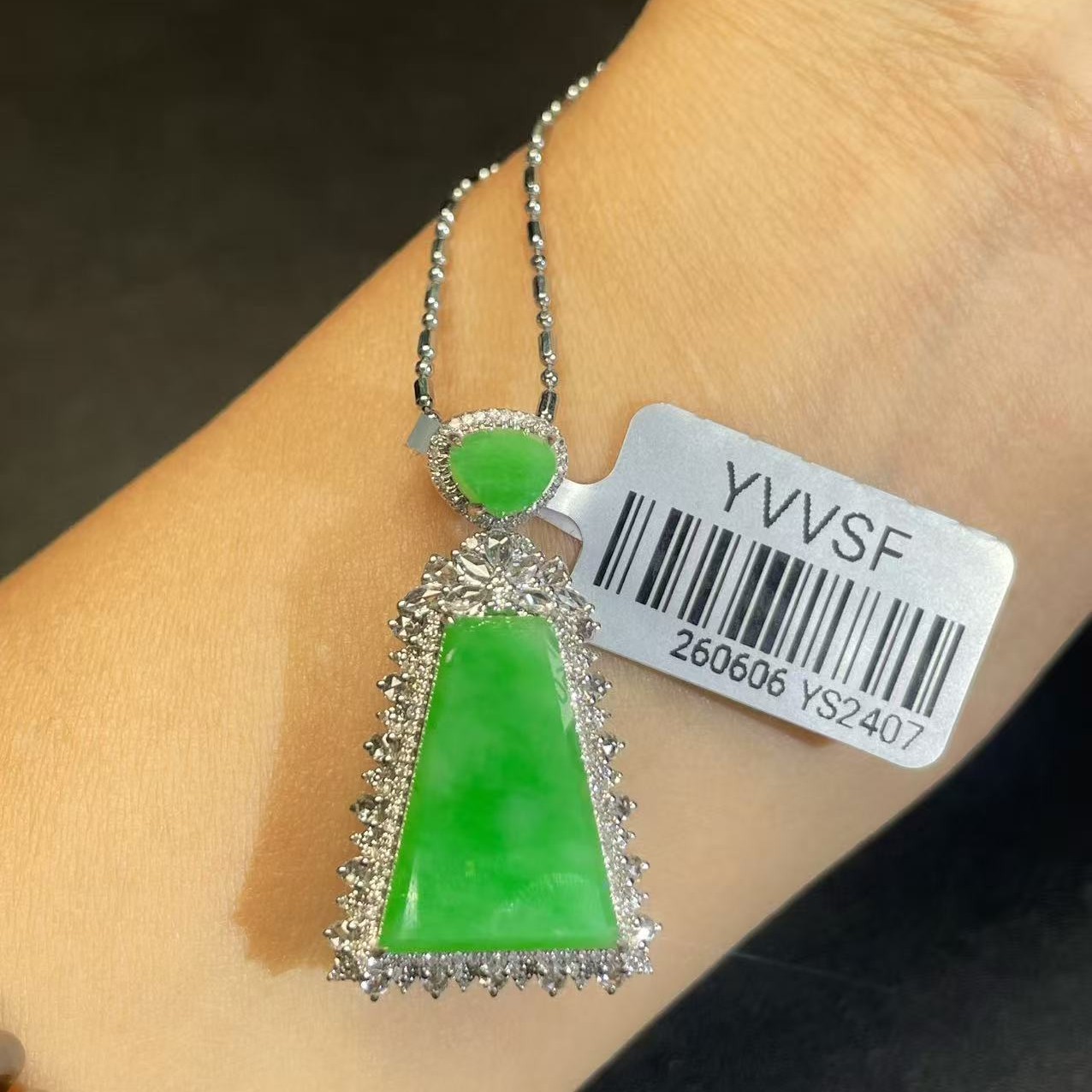 18k金镶嵌缅甸A货翡翠无事牌吊坠(不含链)