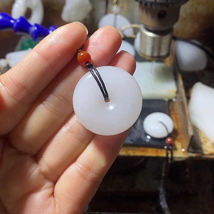 石英质玉未镶嵌颈饰