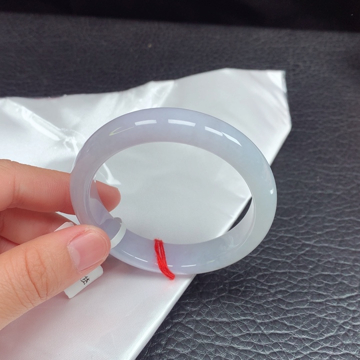 翡翠手镯未镶嵌。