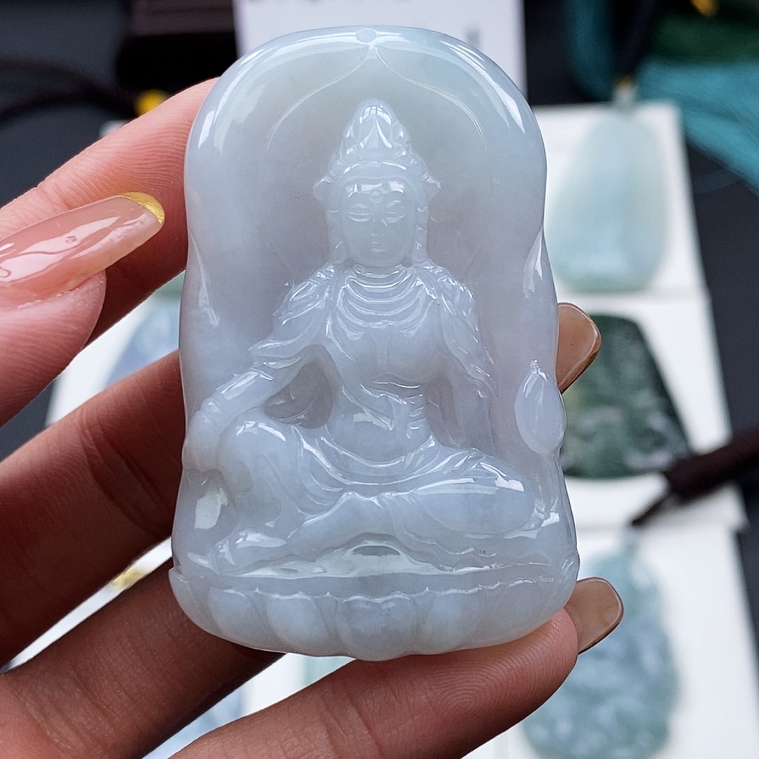 翡翠颈饰未镶嵌天***?翡翠