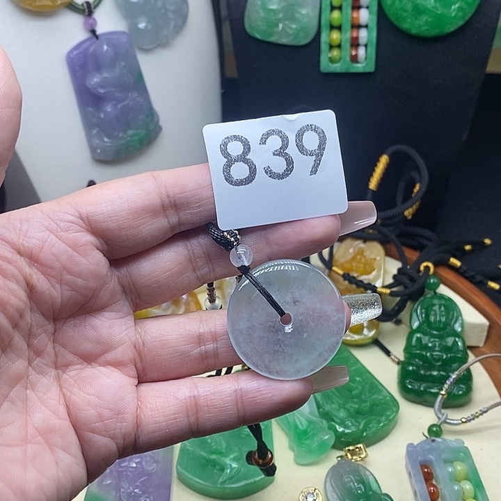 翡翠未镶嵌吊坠(赠链)