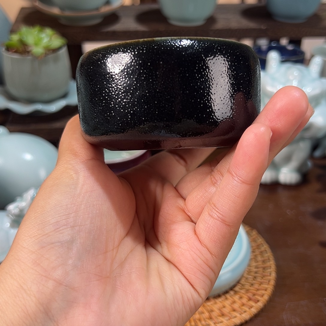 黑釉橘皮纹单杯。           