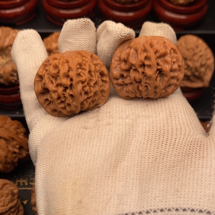 文玩核桃吊坠秦岭秦闷35无修，磕尖，色差福利