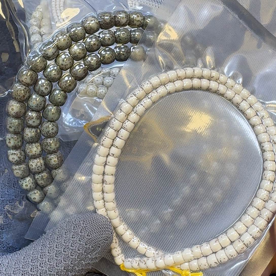 勒***李星月菩提手串9*8石玉料一条，6*5原生态直切一条