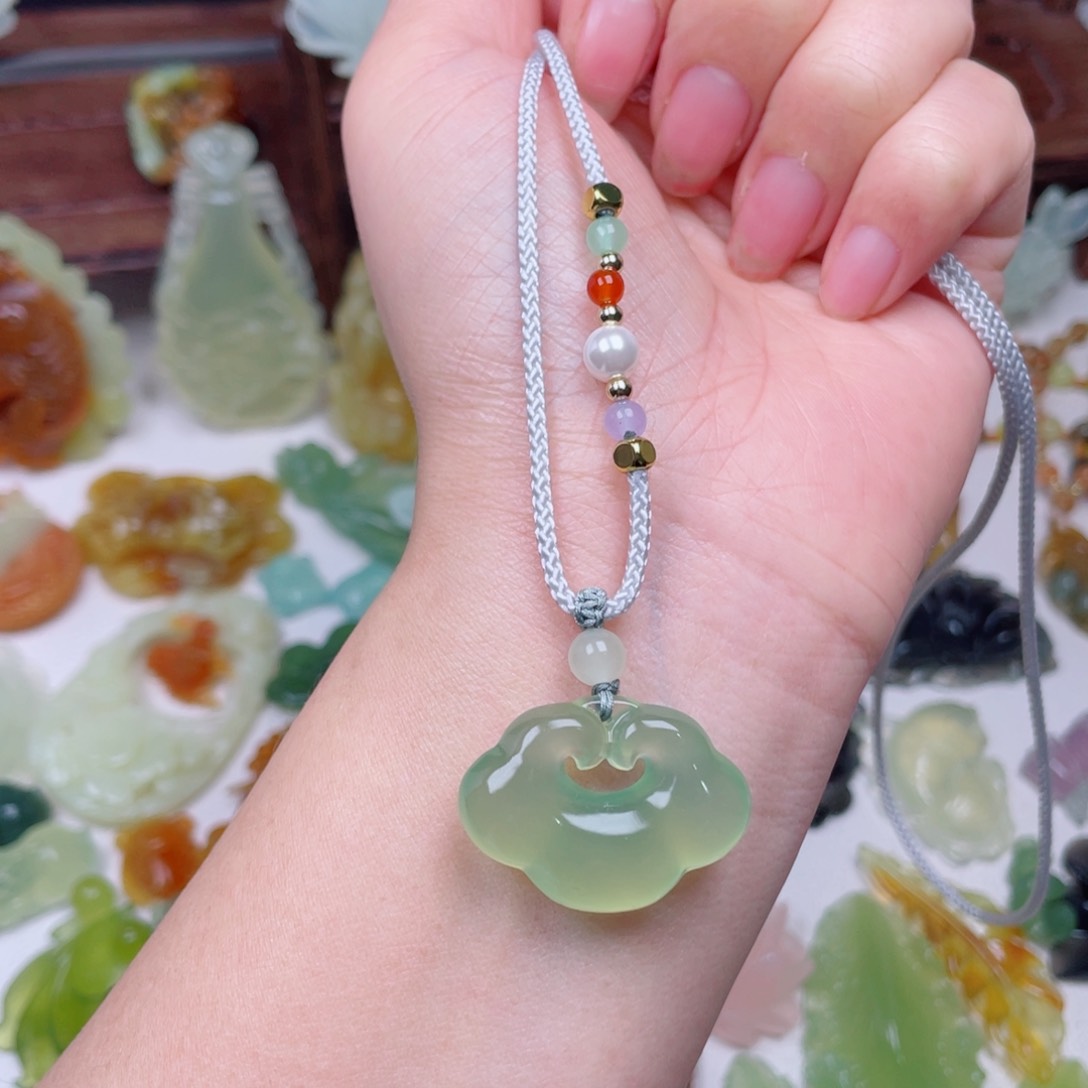 蛇纹石玉未镶嵌颈饰