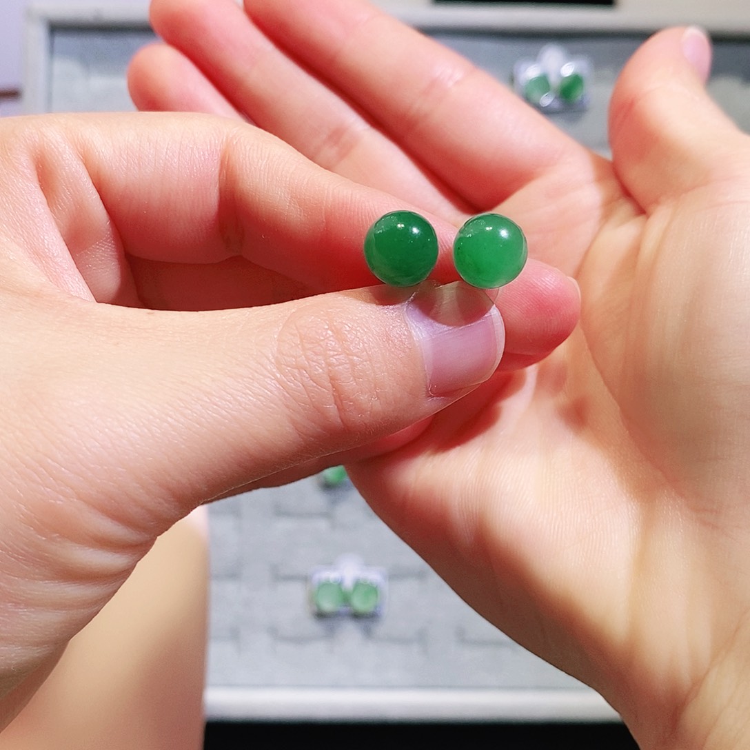 石英质玉未镶嵌耳钉任****居