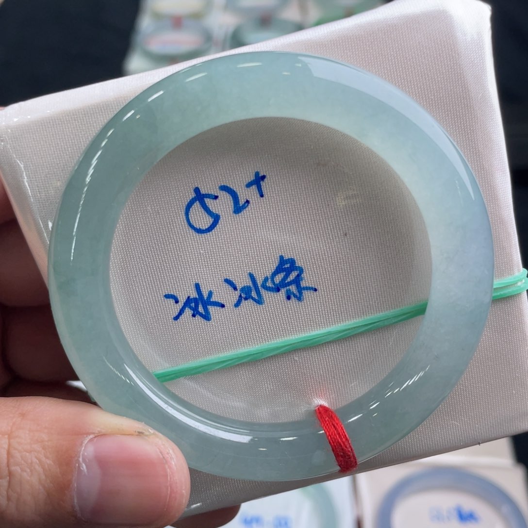 翡翠手镯未镶嵌翡翠手镯