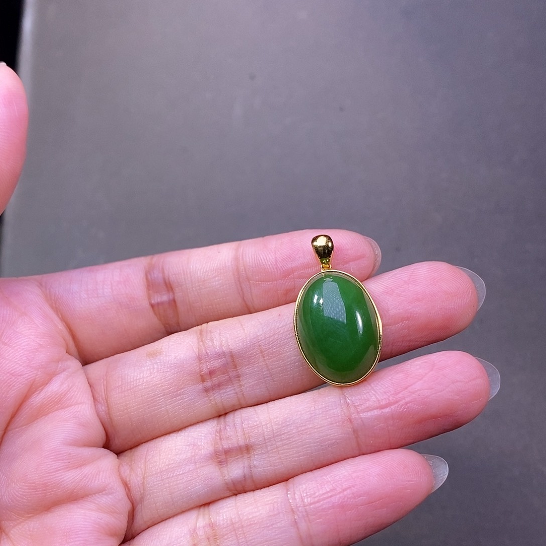 玫***瑰颈饰18K金镶嵌和田玉（碧玉）
