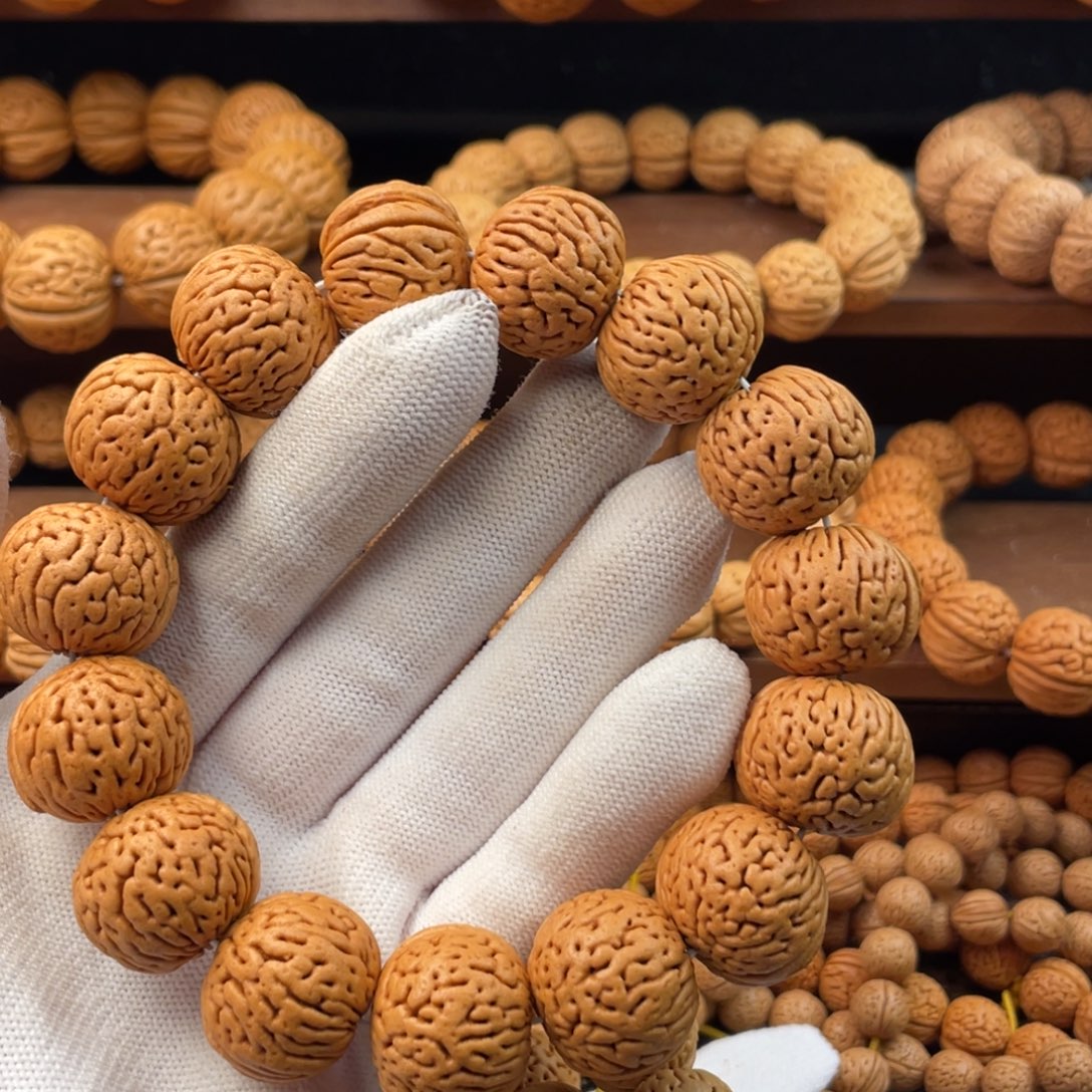 @***三吊坠桃核大白月光