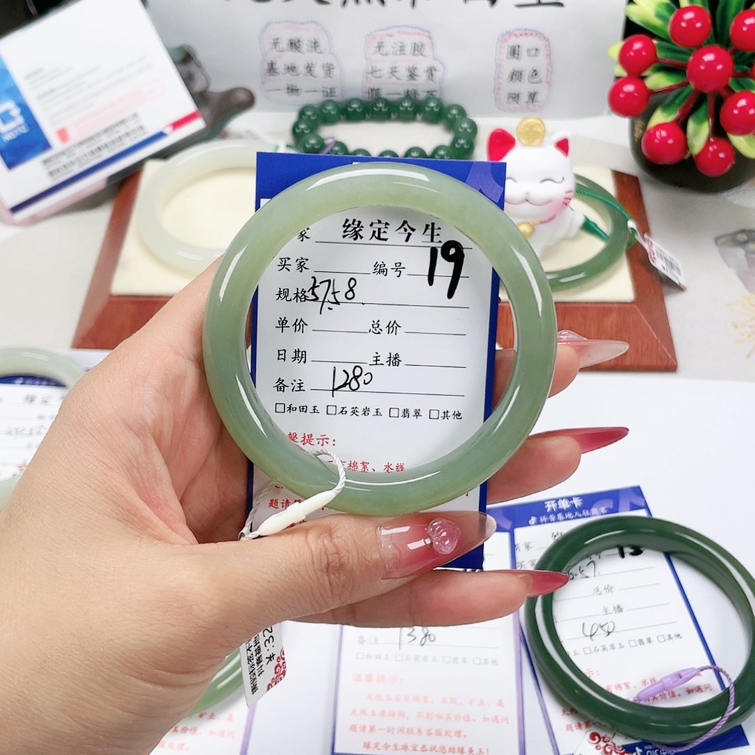 和田玉手镯未镶嵌