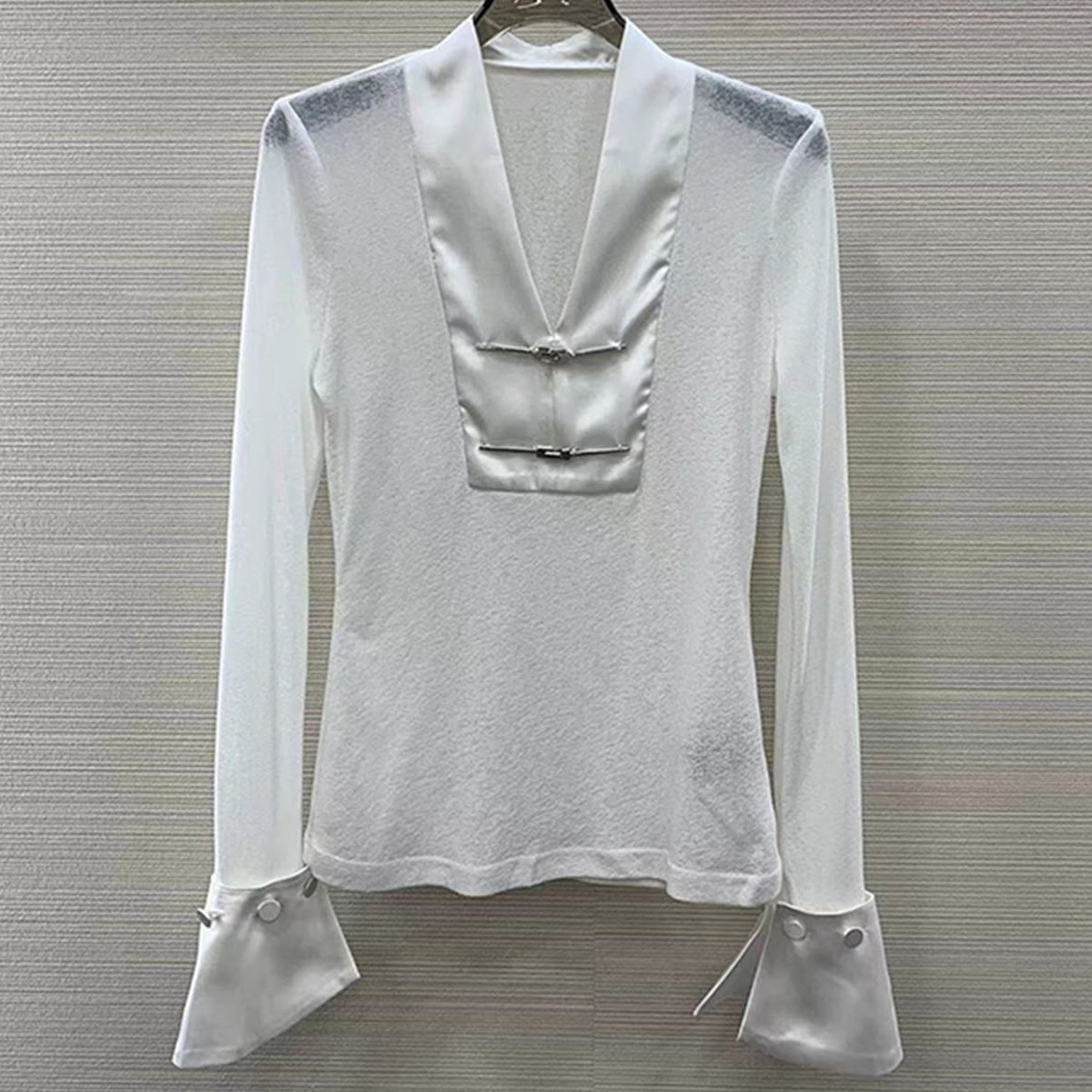 X1022-1法式复古V领白色高级感时尚气质简约上衣