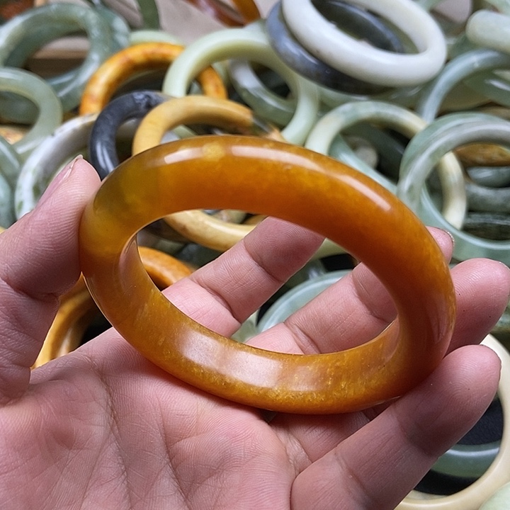 蛇纹石玉手镯未镶嵌