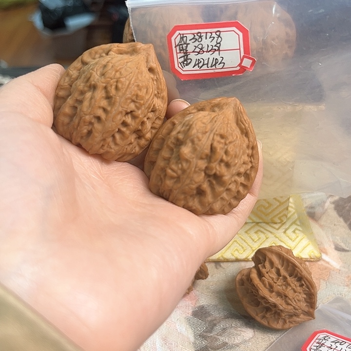 文玩核桃把件赤龙鸡心