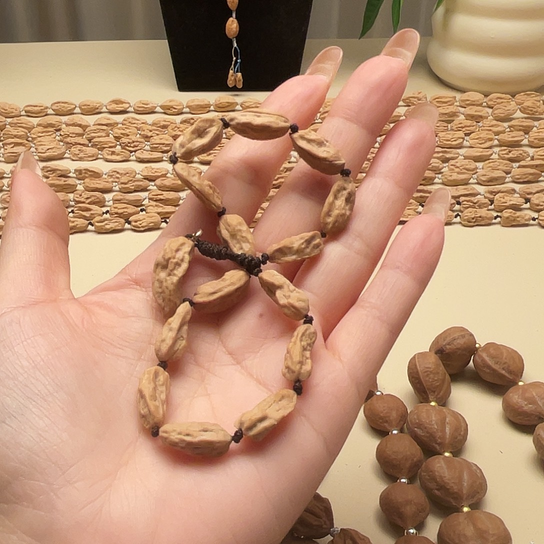 卡***特吊坠文玩核桃异形手串