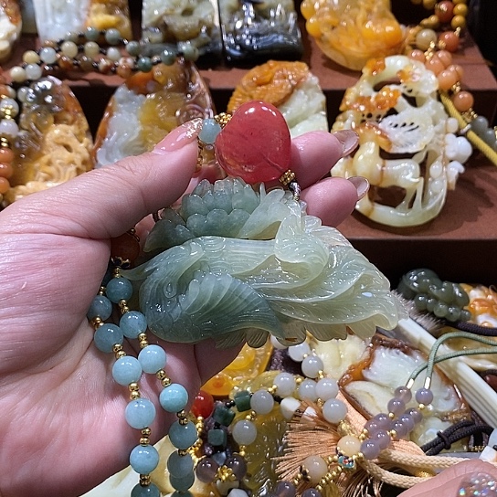蛇纹石玉未镶嵌颈饰