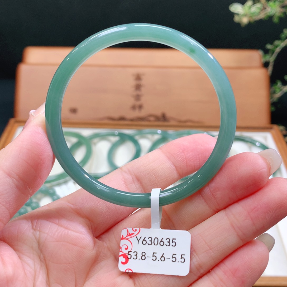 翡翠手镯未镶嵌天然