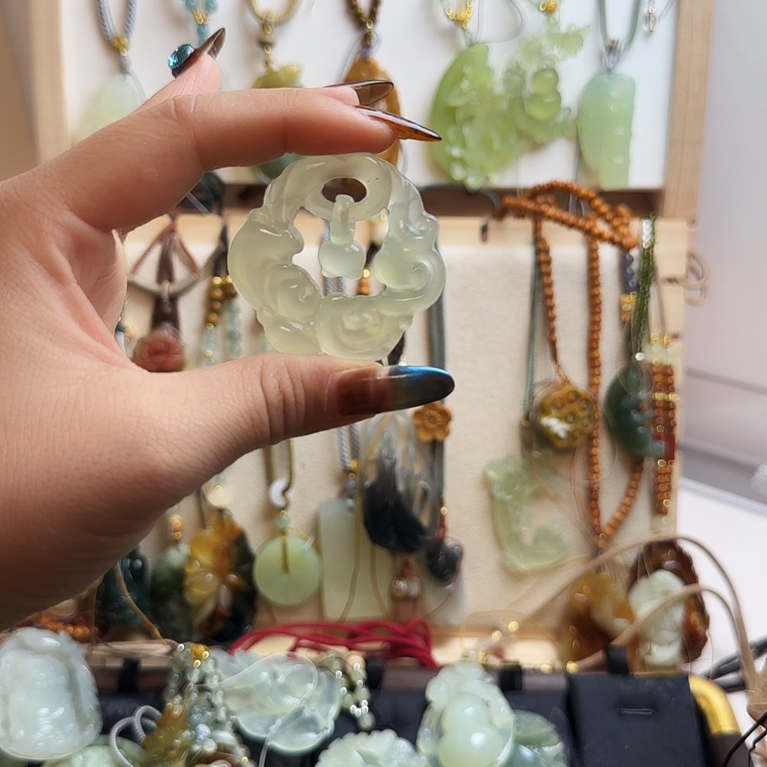 逆***茹蛇纹石玉合金颈饰