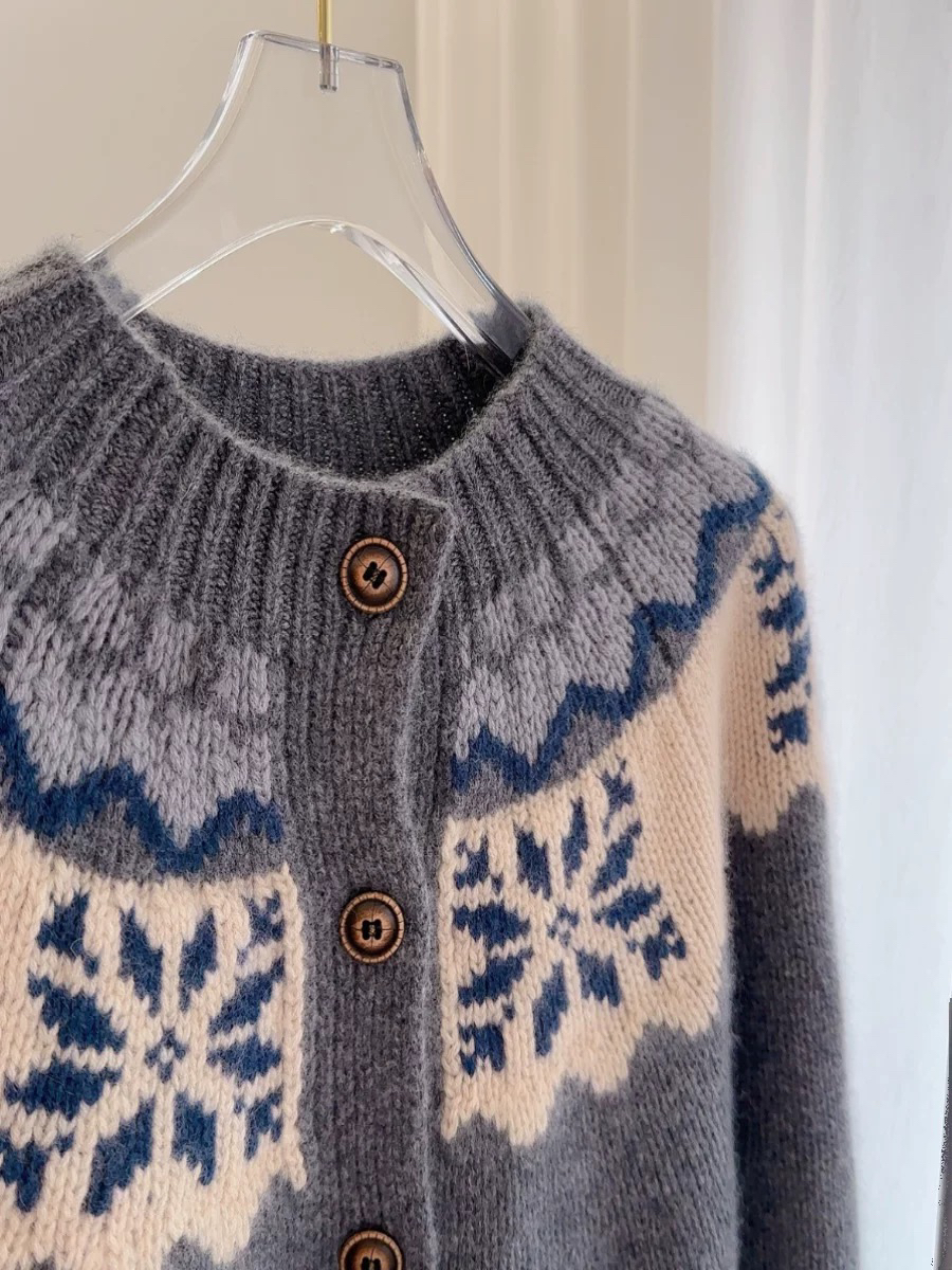 2024秋冬新品小香风山羊绒长袖开衫复古风深灰费尔岛毛衣