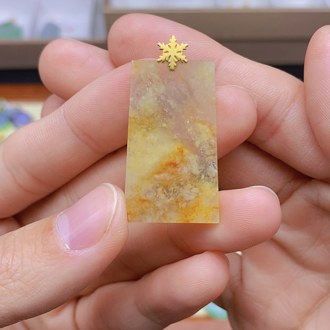 翡翠颈饰18K金镶嵌翡翠