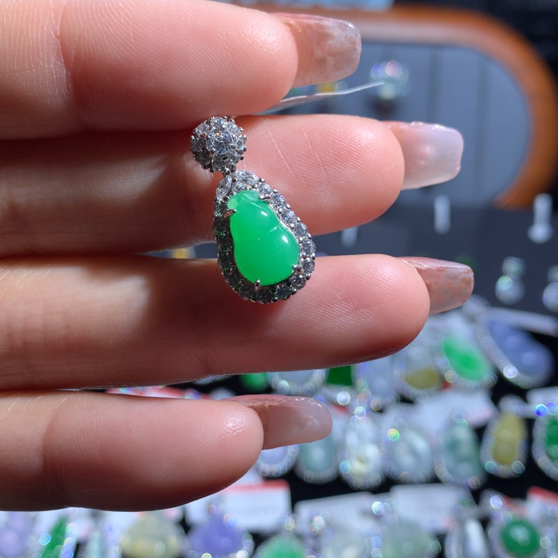 翡翠颈饰银S925镶嵌天然翡翠A货缅料高冰阳绿葫芦吊坠