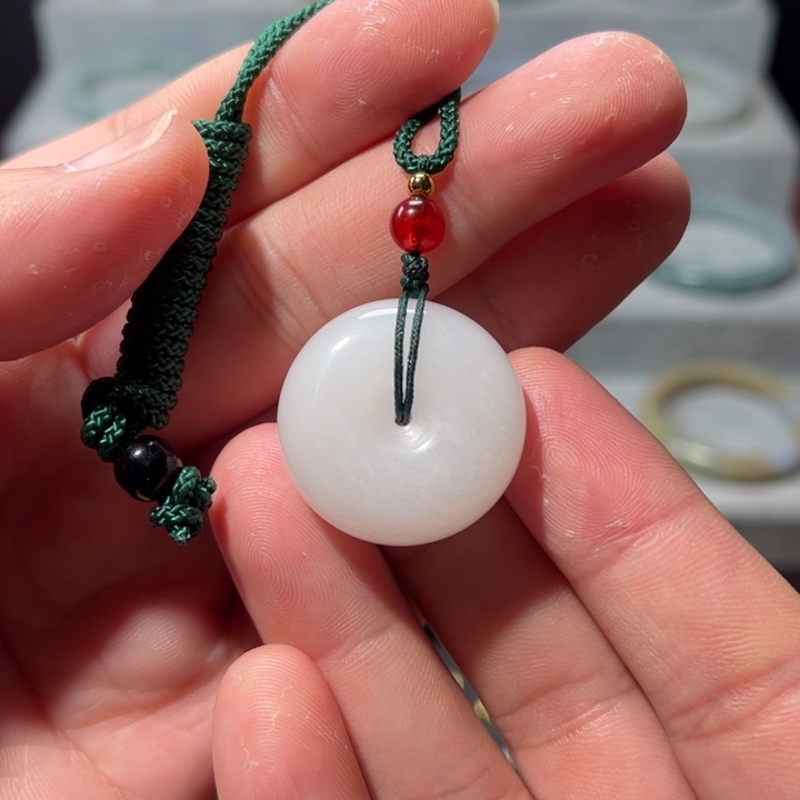 石英质玉（金丝玉）颈饰未镶嵌