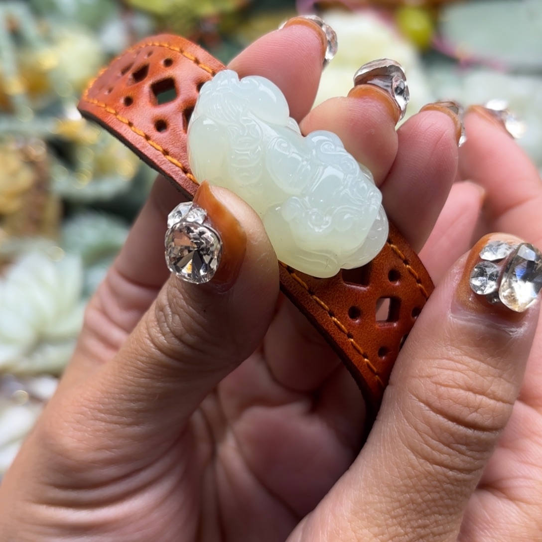 于***资蛇纹石玉未镶嵌颈饰