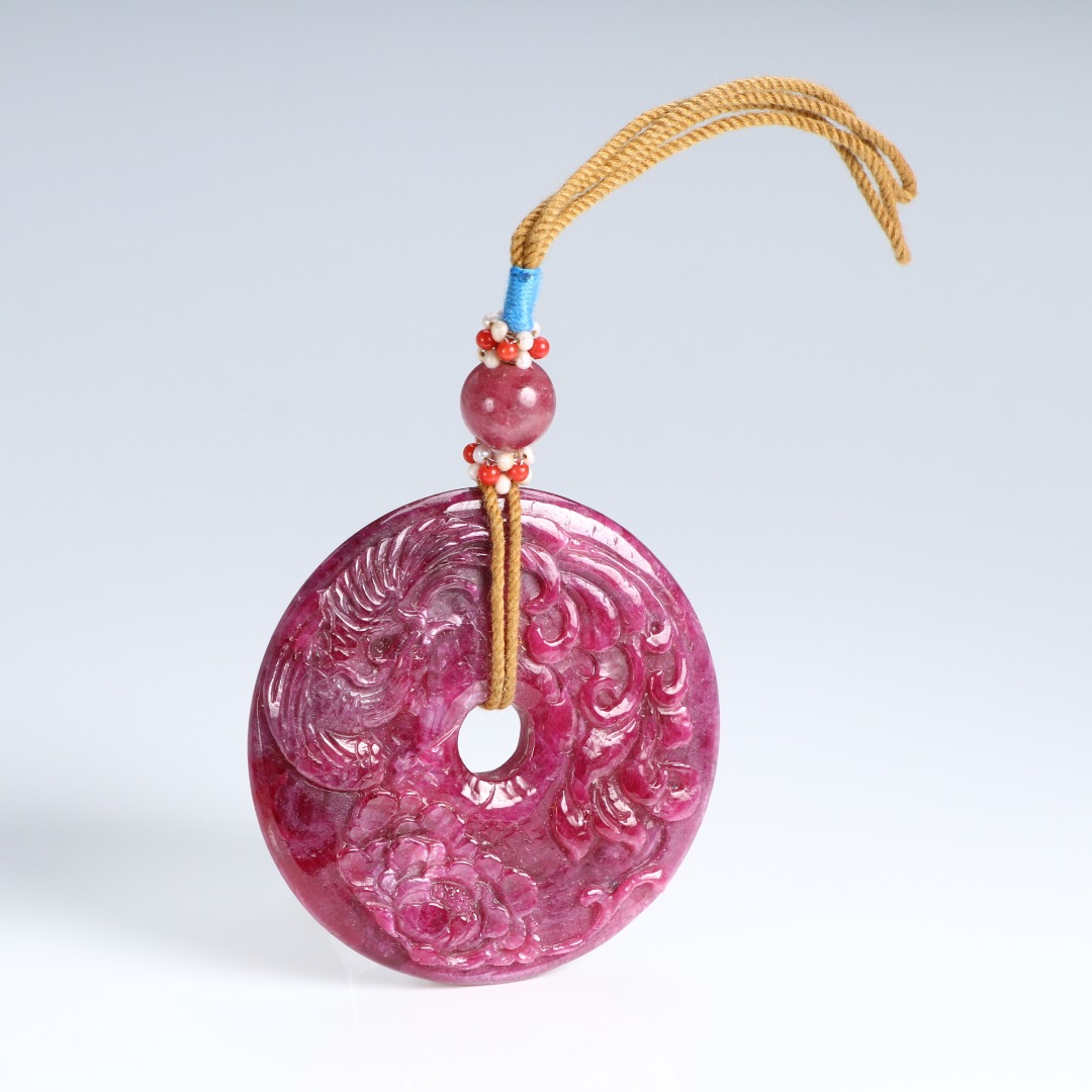 《博古文物》-宝石-雕凤戏牡丹挂件-Xx-250114