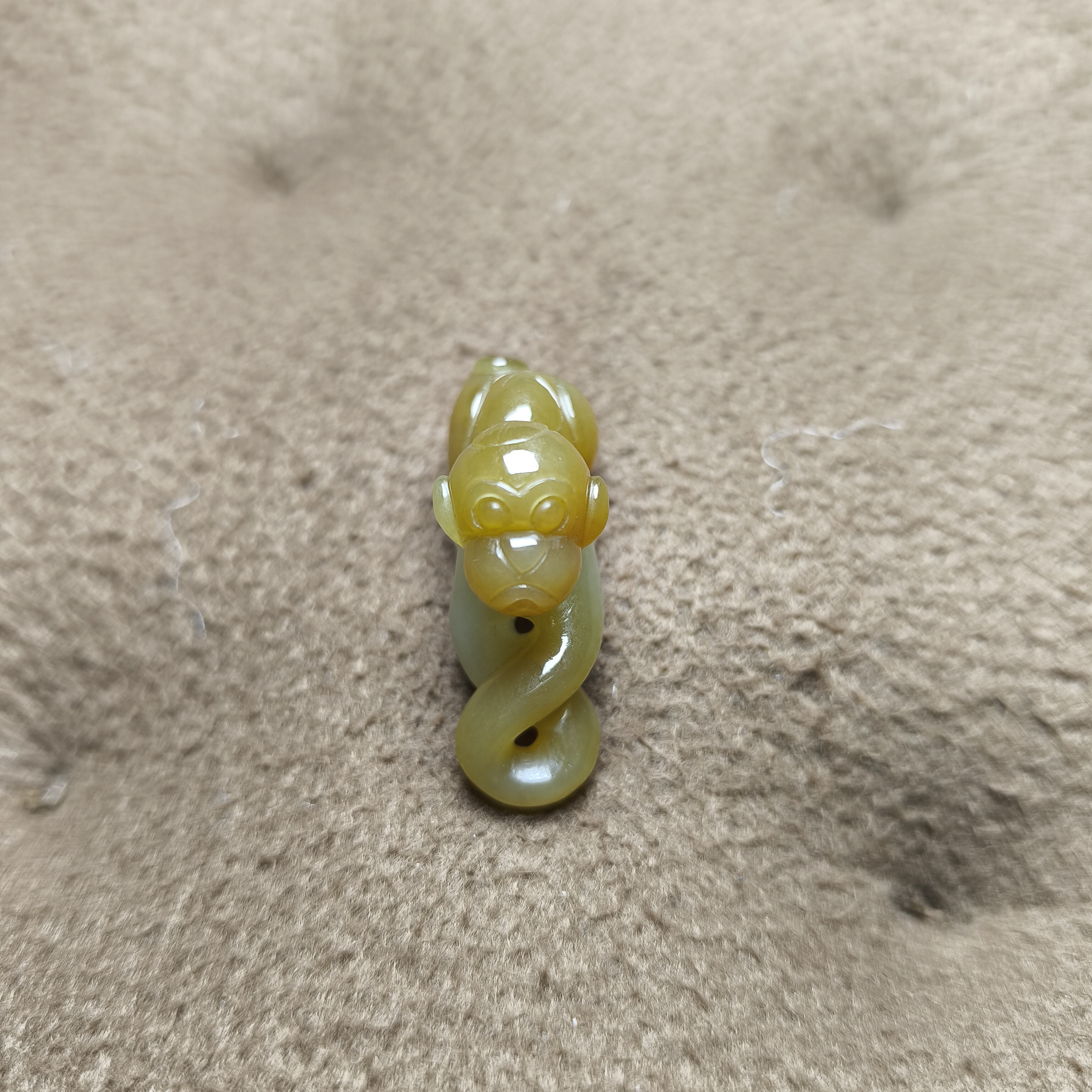 新疆和田玉且末糖白料灵猴