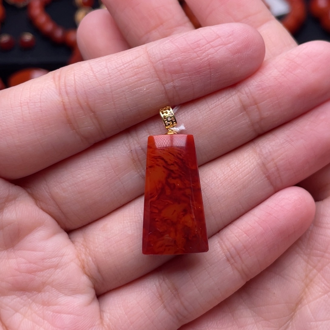 D***T南红玛瑙18K金镶嵌珠宝奇石无事牌吊坠