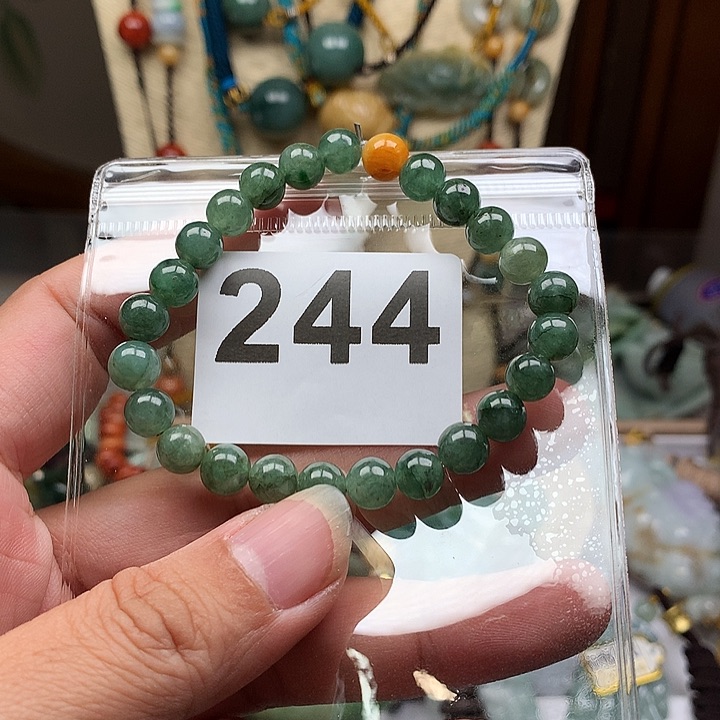 翡翠颈饰未镶嵌爱****?翡翠