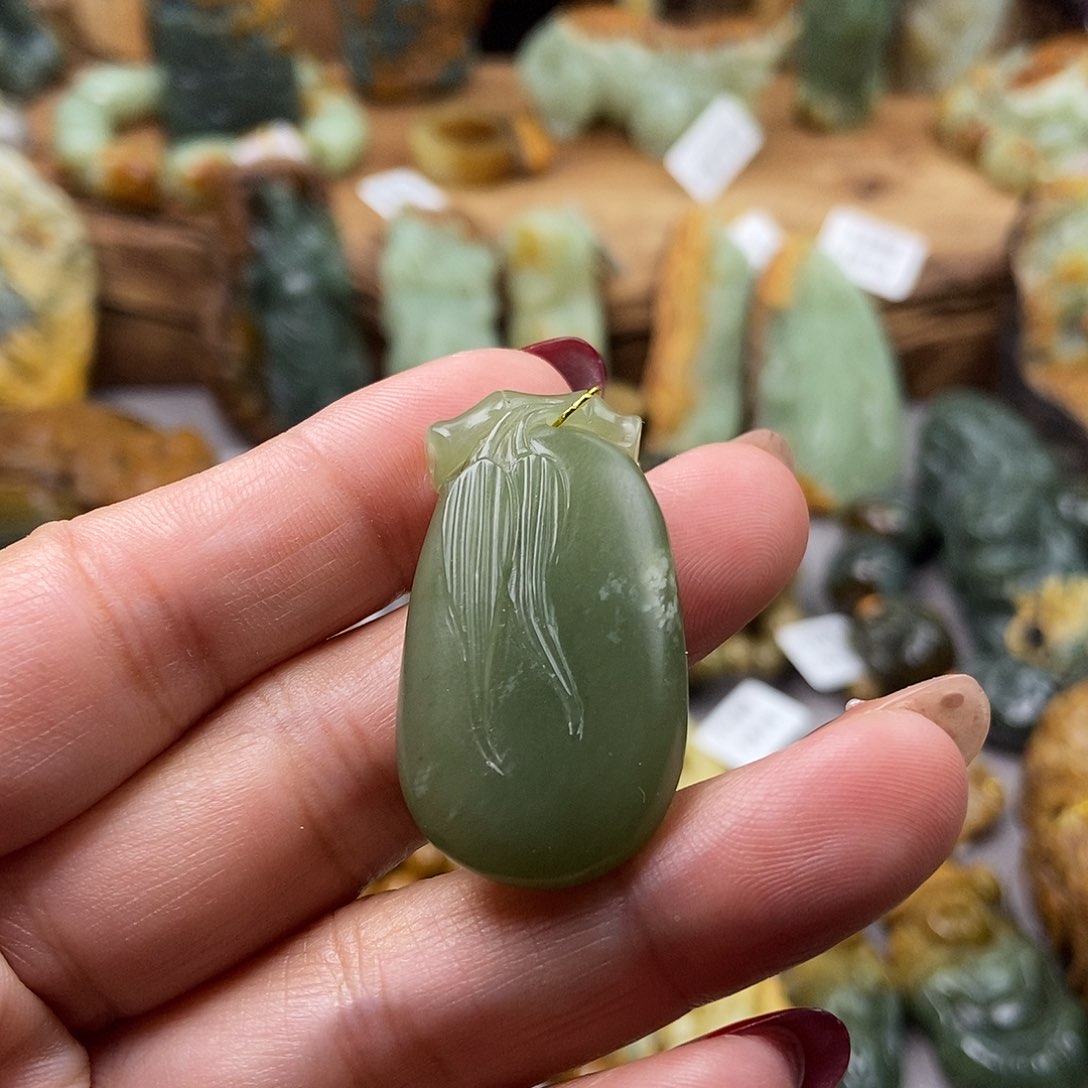 岫岩河磨玉（透闪石质玉）挂坠未镶嵌