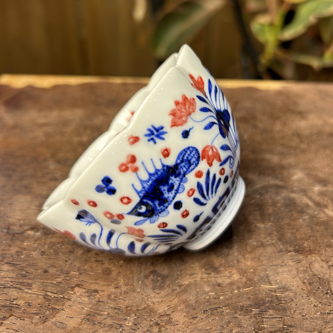 青花釉里红花口满绘鱼藻杯