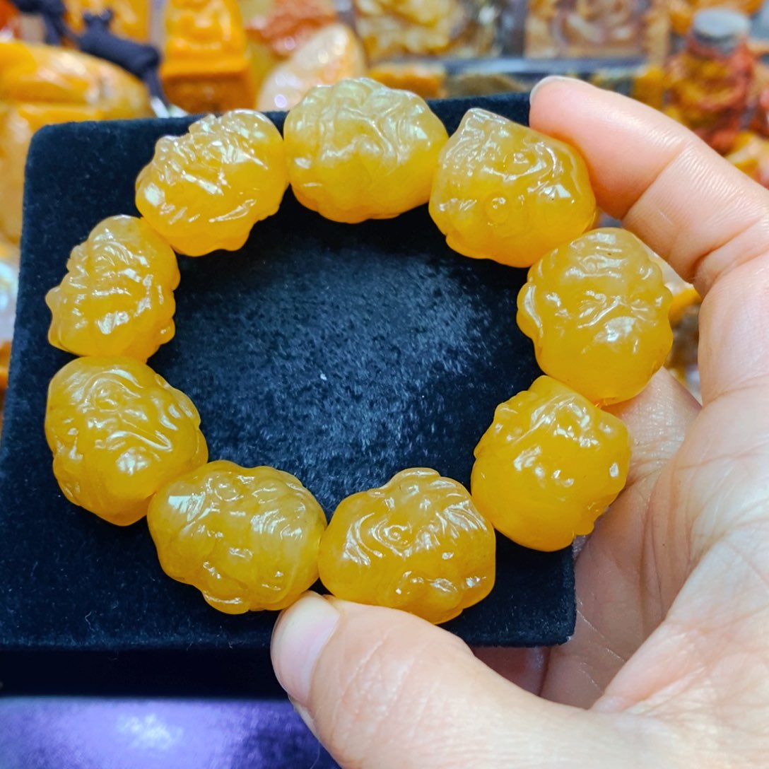 未镶嵌石英质玉（黄龙玉）颈饰