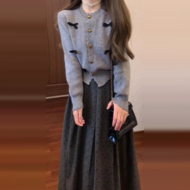 早秋小个子灰色针织开衫毛衣女2025新款高级感复古半身裙两件套装
