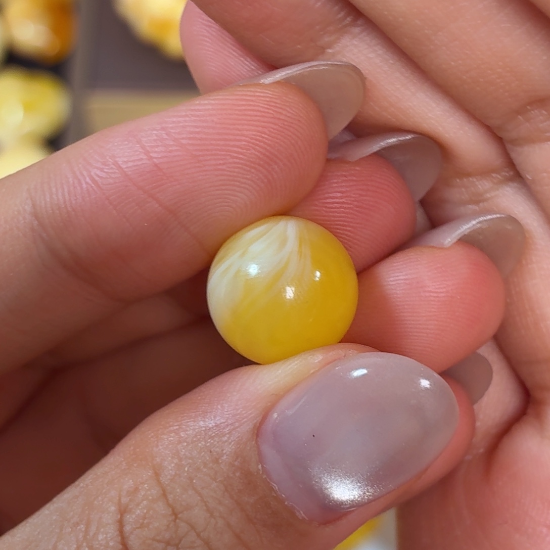 柚***锅琥珀未镶嵌珠宝奇石圆珠