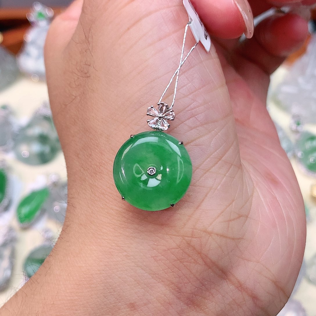 颈饰18K金镶嵌翡翠平安扣