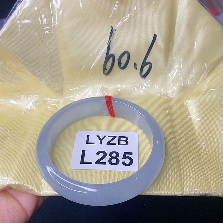 翡翠手镯未镶嵌小*?