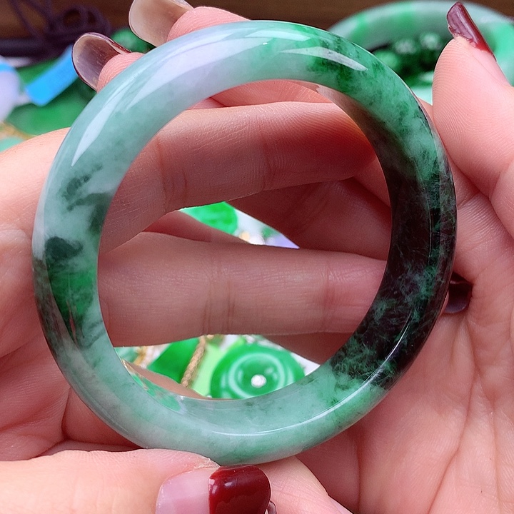 翡翠手镯未镶嵌翡翠