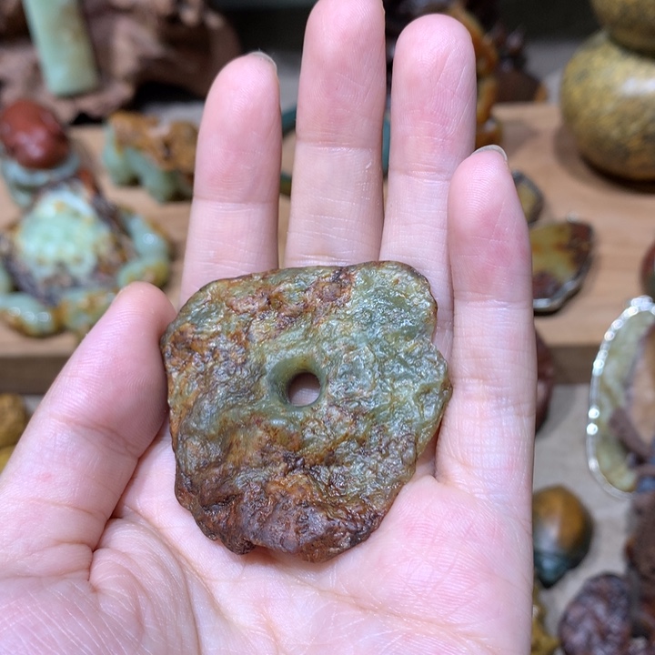 未镶嵌岫岩河磨玉（透闪石质玉）挂件