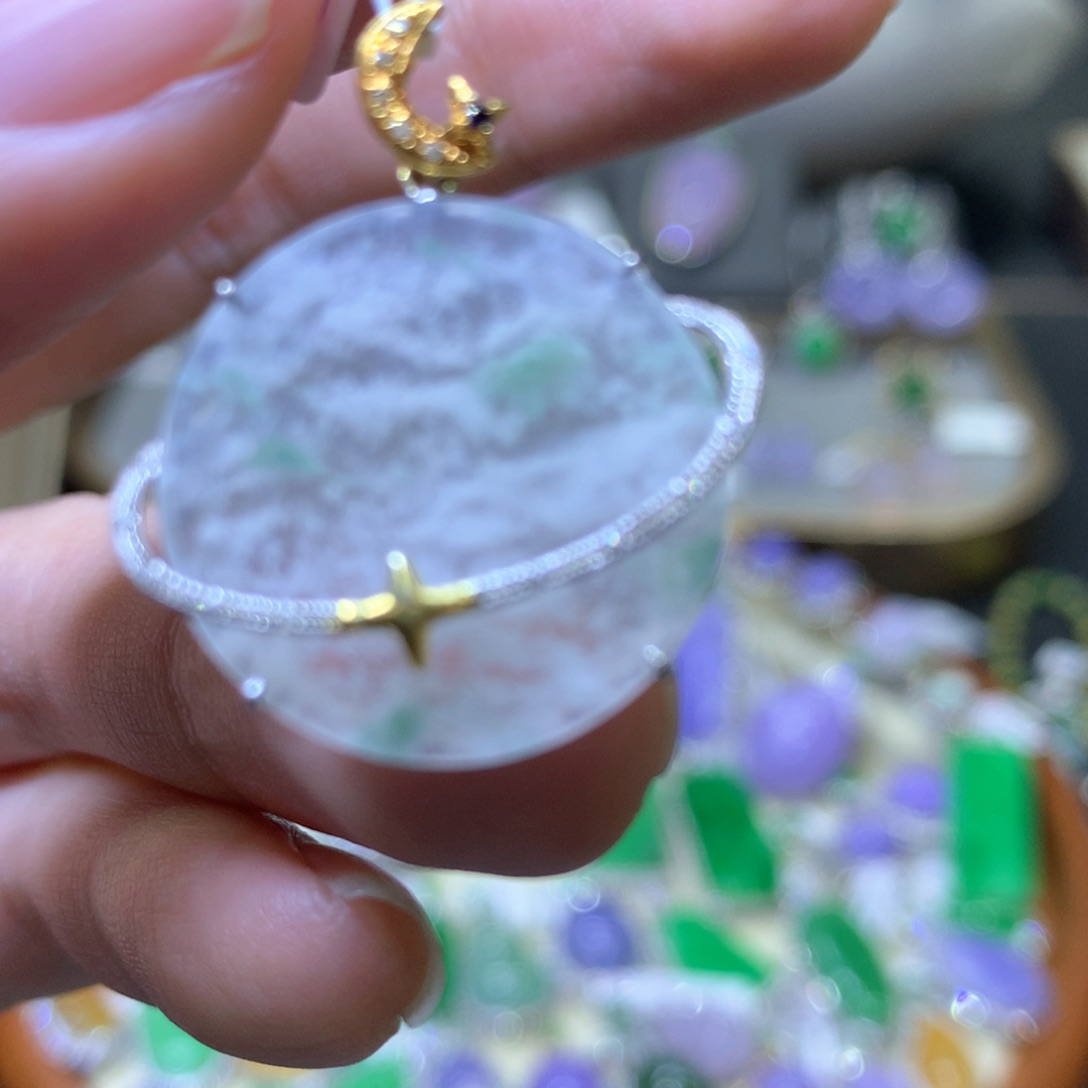 【闪购商品】翡翠颈饰18K金镶嵌翡翠吊坠项链