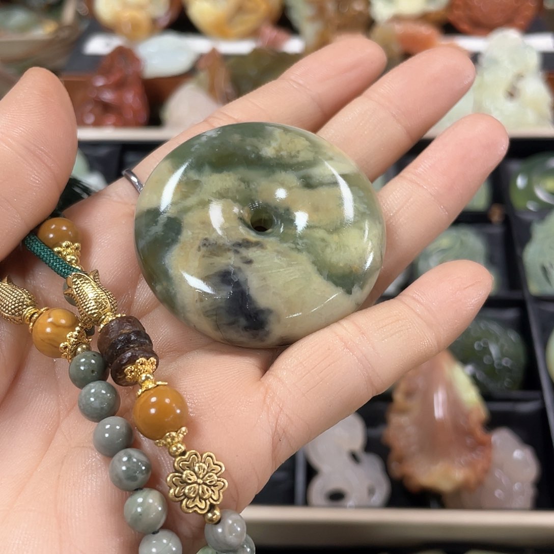 蛇纹石玉颈饰合金