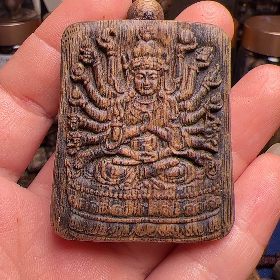 沉香吊坠?**?海南白棋糖结雕刻牌21.4克