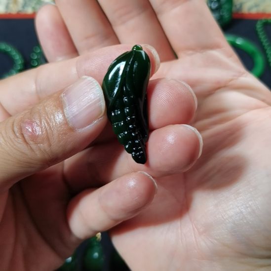 绿***哥和田玉（碧玉）未镶嵌颈饰和田玉碧玉玉米挂件