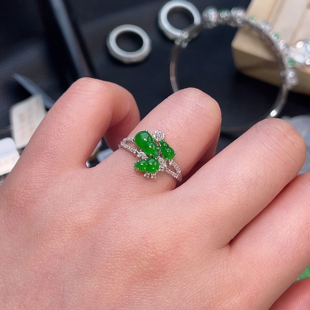 翡翠18K金镶嵌戒指葫芦