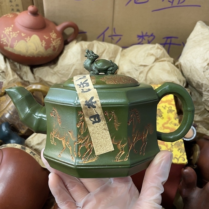 茶壶紫砂原矿泥料，手工制作一把紫砂壶。