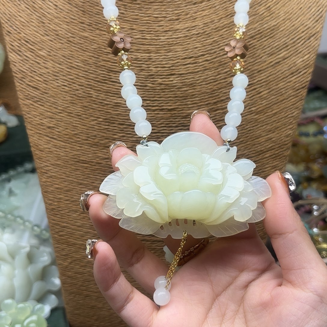 蛇纹石玉未镶嵌吊坠