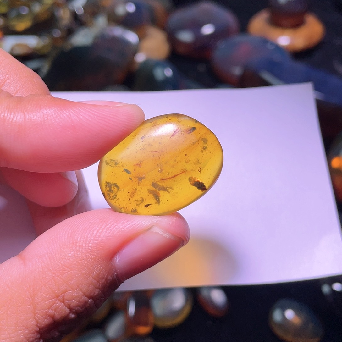 琥珀裸石未镶嵌，